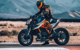 Descargar video: 暴力美学！KTM1290super duke RR