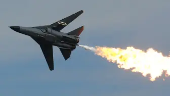 通用动力公司可变后掠翼战斗轰炸机“土豚”F-111！！60年代能够“喷火'的空中黑科技！！（最早的实用型变后掠翼飞机）