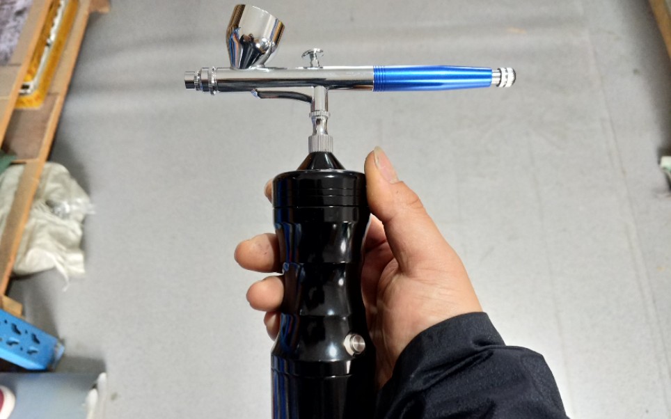 便携式手持气泵的性能测试最高压26psi工作压11psi只能小出漆慢慢喷