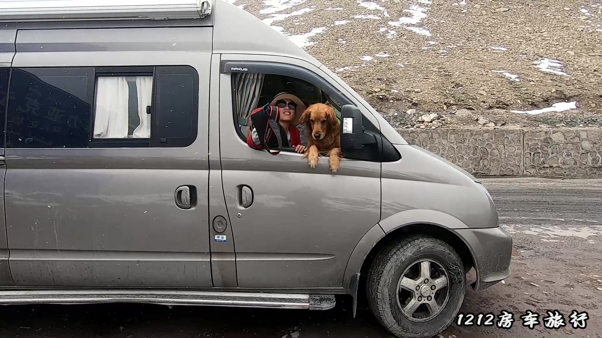 房车自驾无人区,车外下着大暴雨,这对情侣躲在车里吃罐头充饥