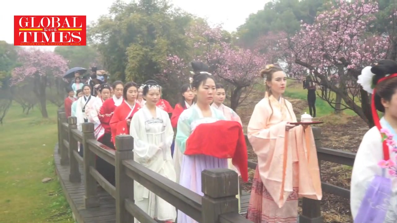 [图]俄罗斯美女穿上汉服，祭祀中国的花神啦！