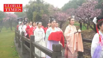 下载视频: 俄罗斯美女穿上汉服，祭祀中国的花神啦！