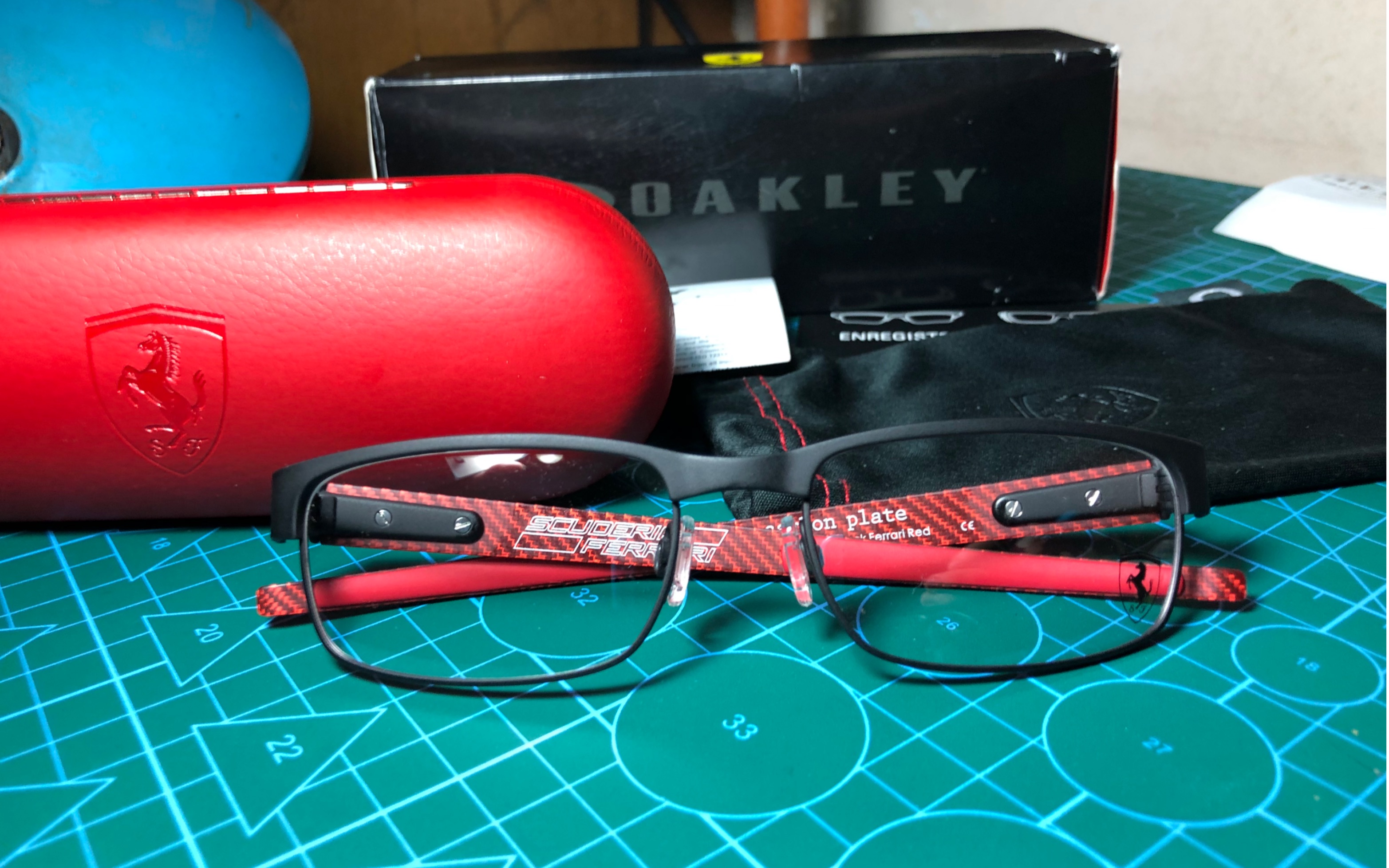 3000块的眼镜框贵在哪?Oakley Carbon Plate法拉利限量版碳纤维钛合金镜框开箱哔哩哔哩bilibili