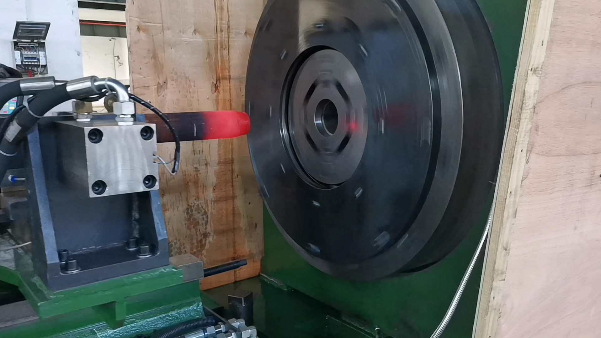 钢管(热态下)在旋锻机中的锻造!_哔哩哔哩_bilibili