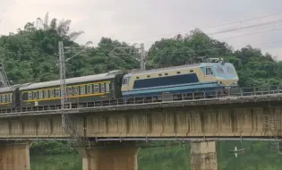 Скачать видео: 赣韶线与京广线的分叉区间•2024.05.30京广线韶关帽峰大桥拍车