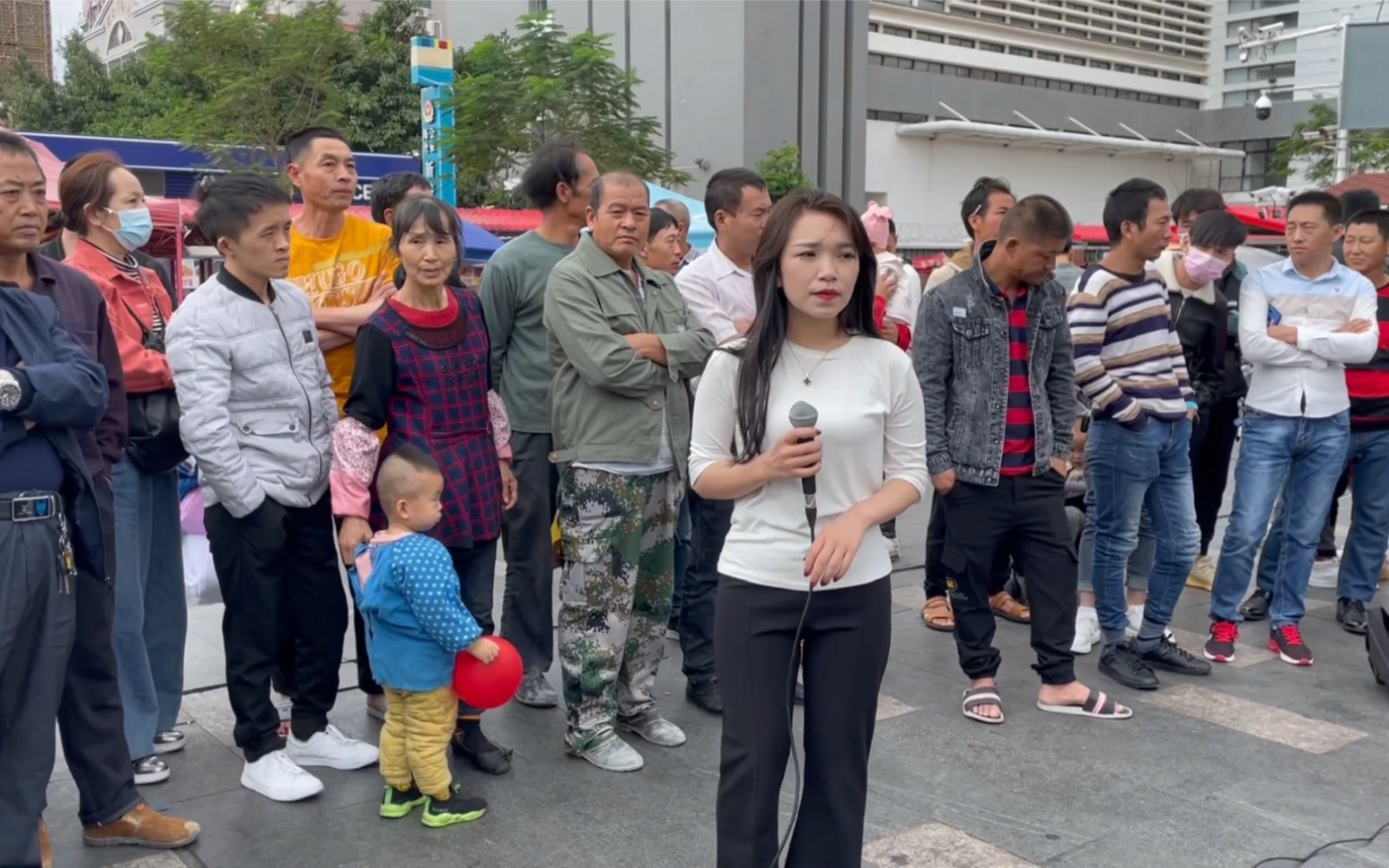 [图]街头女孩唱《来生再续缘》现场朋友很喜欢