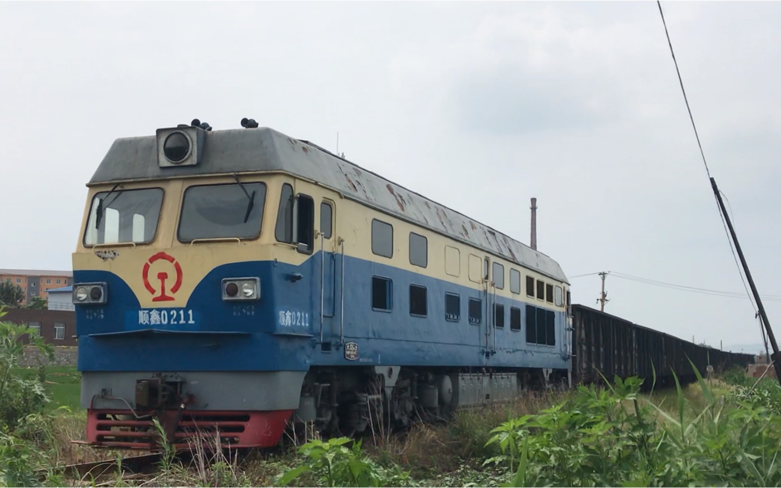 灯铧铁路 df4c5249牵引11节敞车 限速30km鸣笛通过道