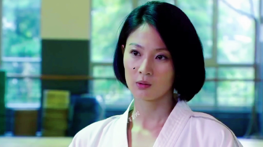 活动作品新兵小伙何晨光居然被教官唐心怡给打趴下了