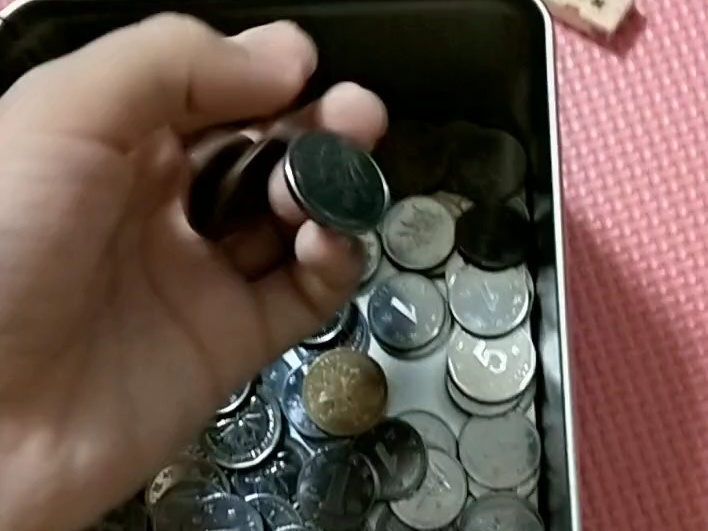 请把手指按到硬币上面.谢谢