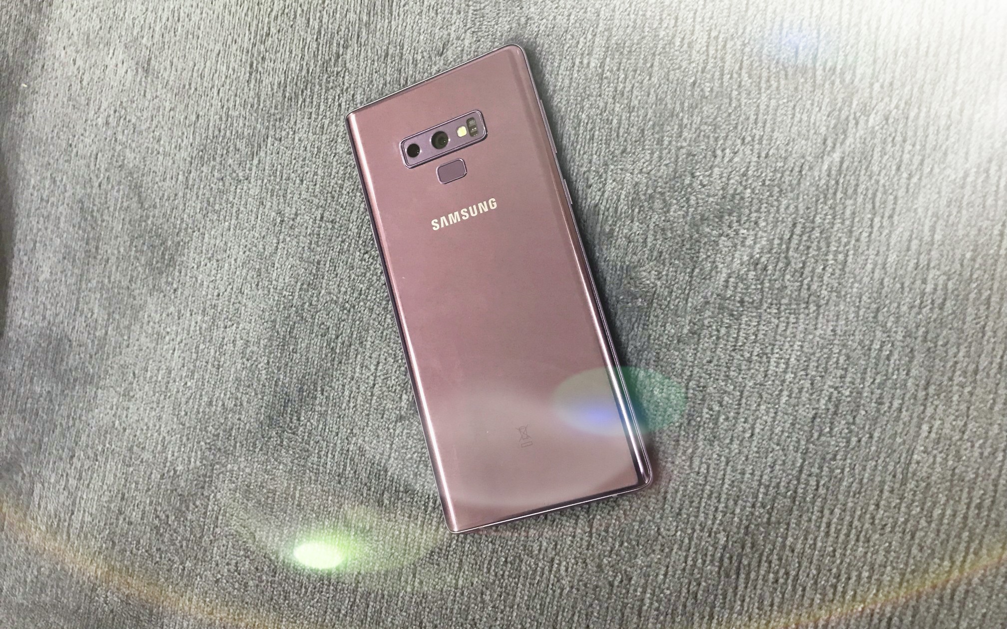 【楼楼分享】三星note9紫色颜值体验爆表–欣赏!各大厂商变为灯厂的同时,三星也能玩转灯效和后盖,雷蛇ROG黑鲨红魔有发光logo,侧边曲屏跑马灯了解...