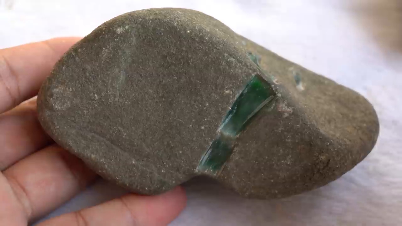 后江翡翠原石,一条绿翠色带,擦窗开出冰阳绿翡翠