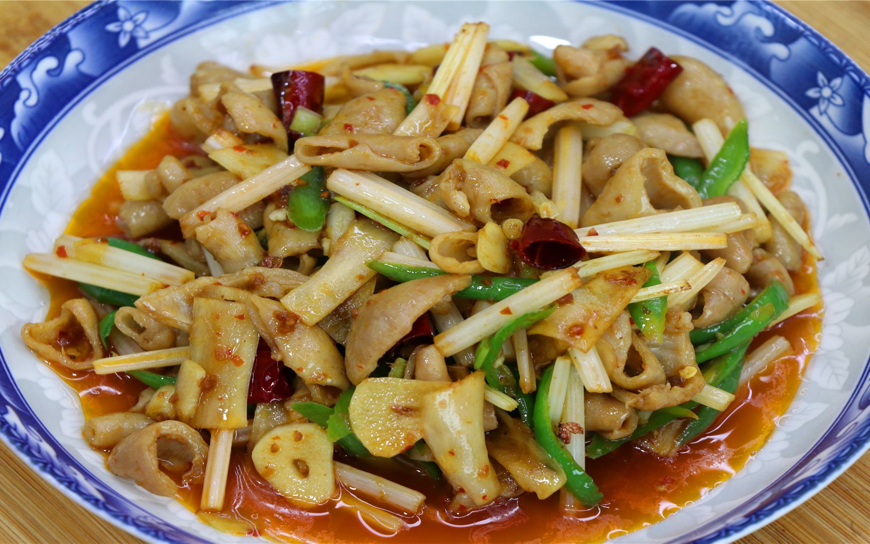 川菜师傅教你火爆肥肠的做法,大火爆炒又嫩又脆,饭都要多吃2碗