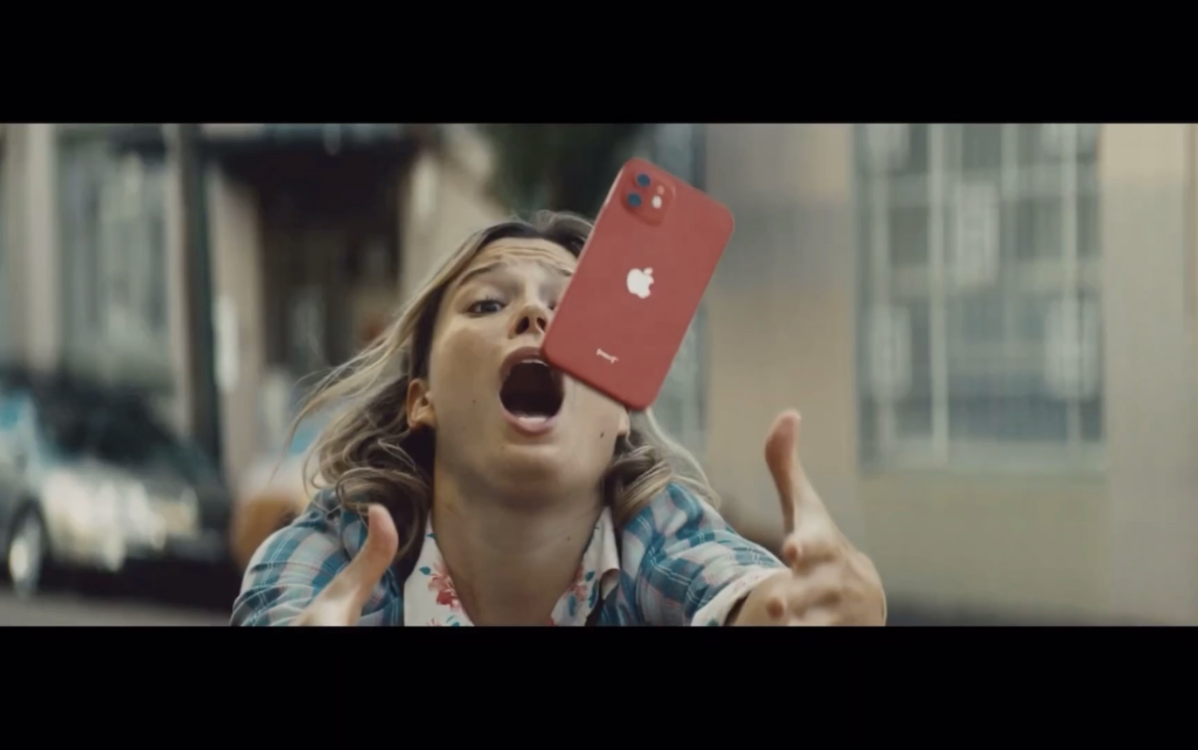 iphone12广告:陶瓷机身比任何手机都要坚韧!