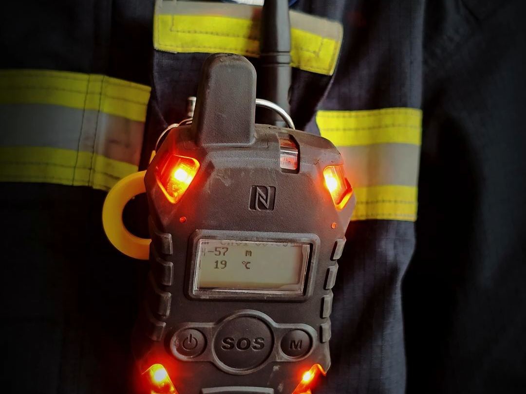 呼救器突然响起就意味着有一名消防员倒下