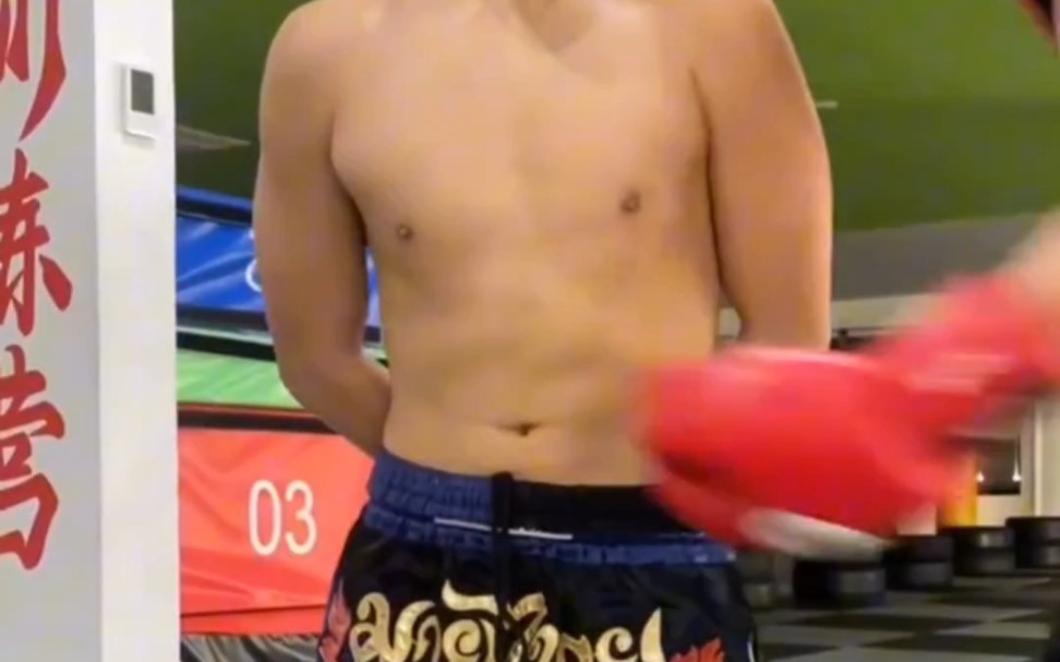 腹肌男抗击打训练
