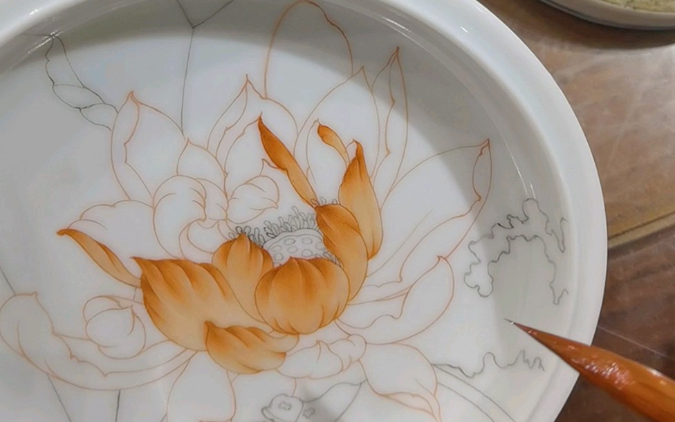 釉上彩荷花茶托的绘画