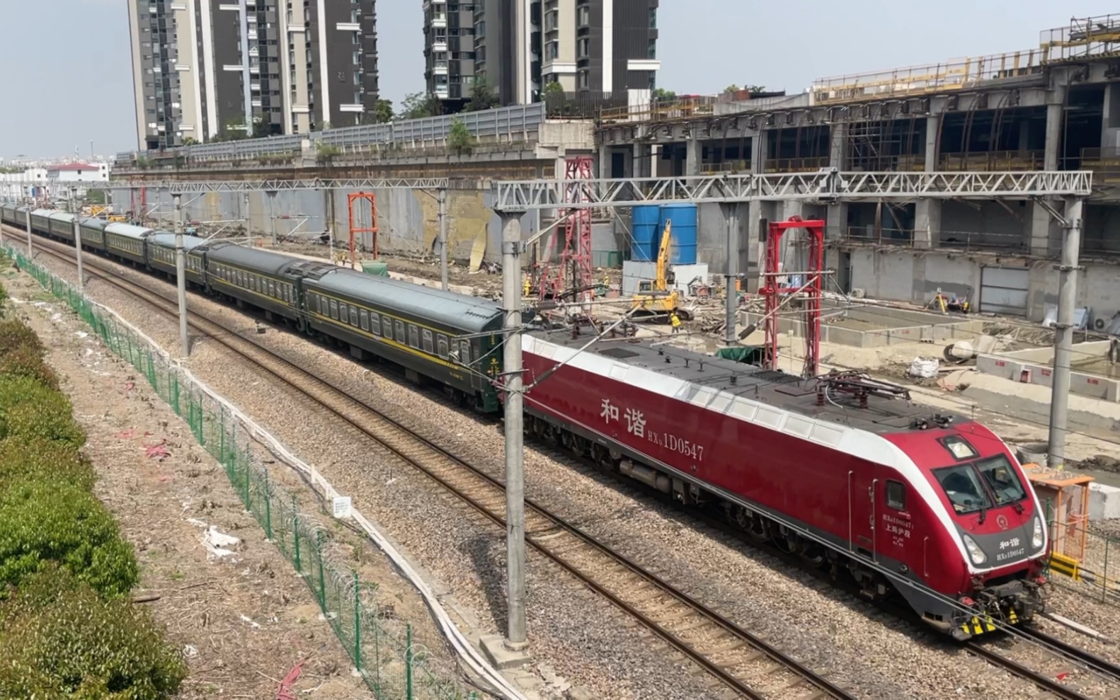 上局沪段hxd1d0547牵引怀化-无锡的k808次快速列车会车crh6f0476动车