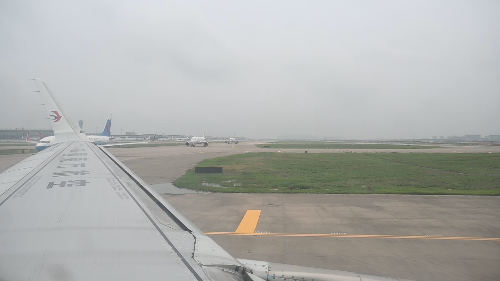 中国东方航空空客a321-211(b-8648)西安咸阳国际机场起飞