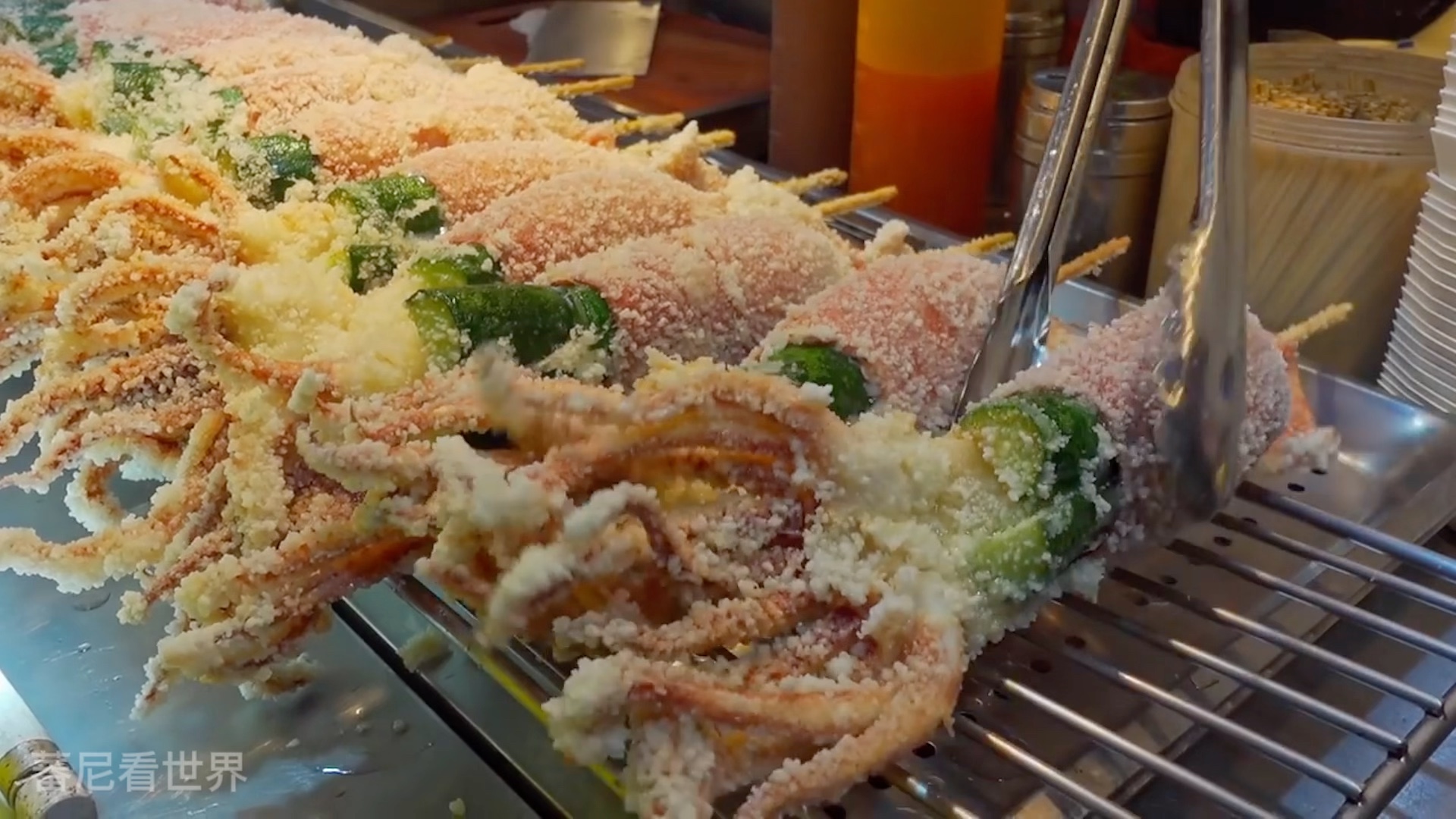 夜市鱿鱼的新吃法,鱿鱼包上黄瓜和白萝卜油炸,就是爆浆脆皮鱿鱼