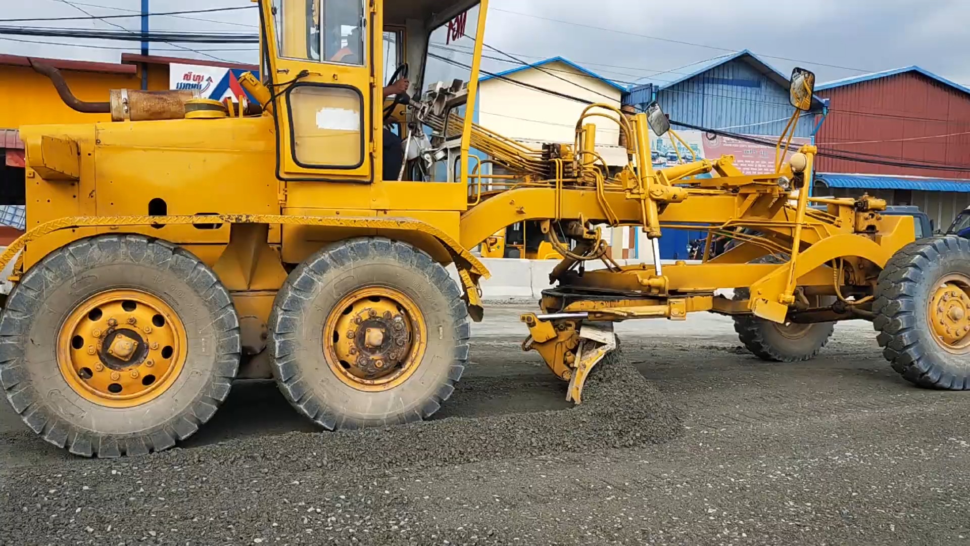 挖掘机自卸车-深陷修复国道