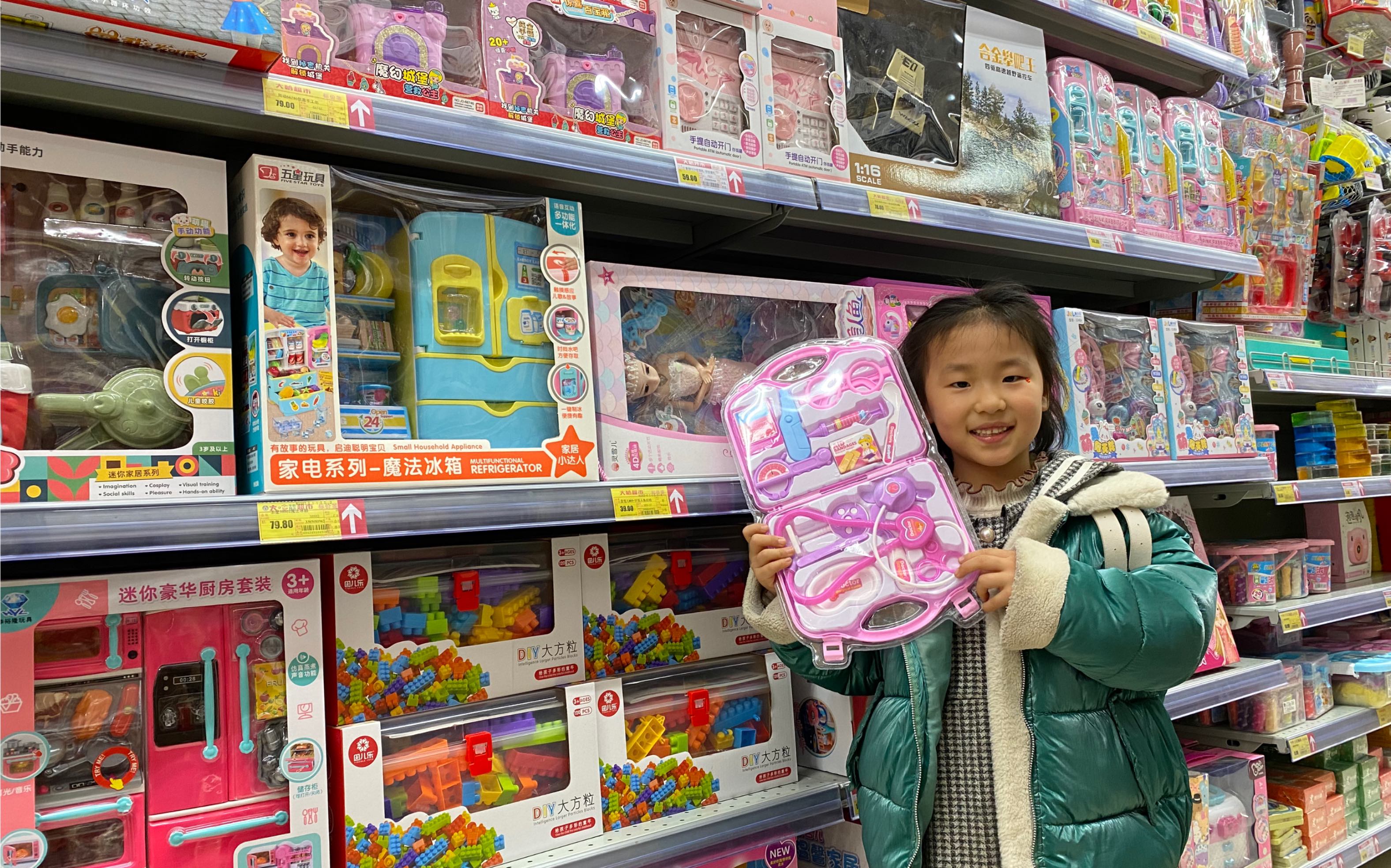定25元价格让冉冉去超市挑玩具冉冉选择困难犹豫不定到底挑的啥