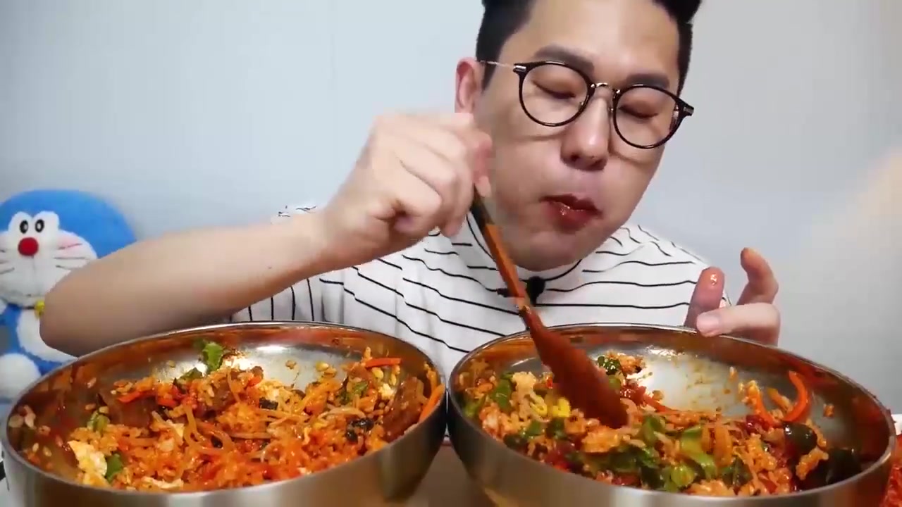 【韩国吃播,咀嚼音】眼镜小哥-用泡菜吃两种不同口味的石锅拌饭_哔哩