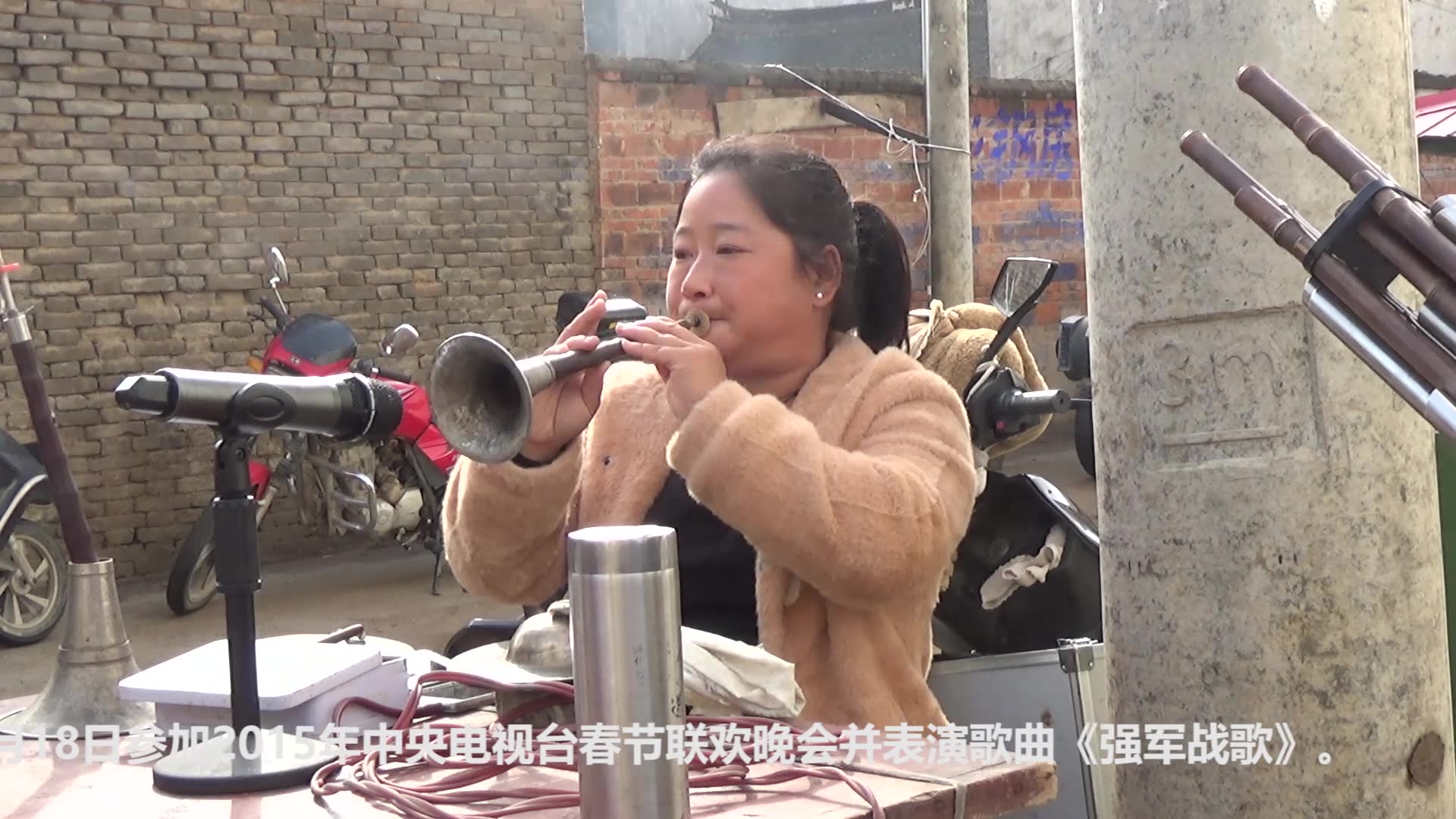 [图]美女唢呐高手演奏歌曲《人间第一情》经典歌曲，唢呐吹出来更好听