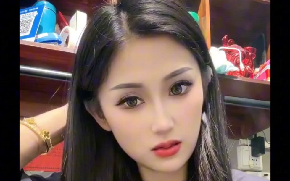 纹身美女小姐姐抽烟