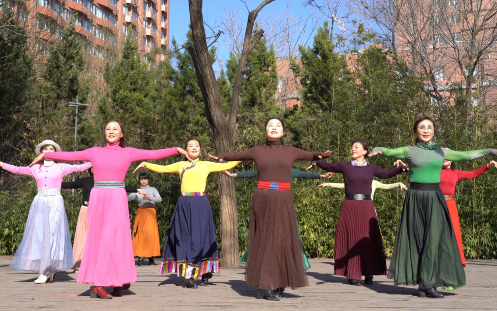 [图]杨老师领跳广场舞《阿妈的笑脸》歌好听，舞好看，赏心悦目