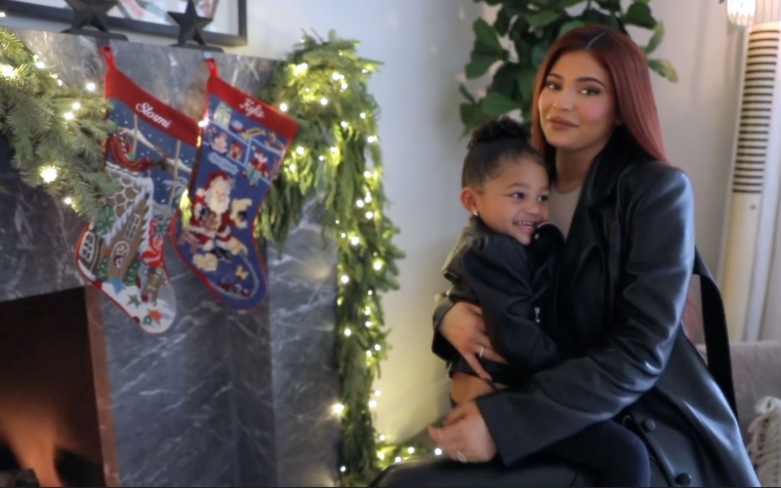 kylie jenner富婆凯莉与女儿展示自己家里的圣诞树