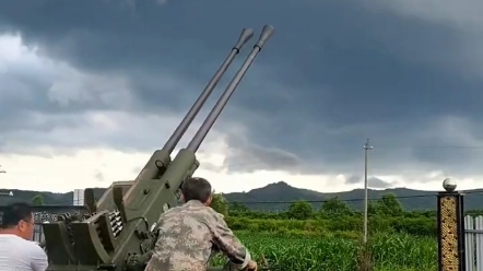 人工增雨防灾减灾作业 一起来感受一下六五式高射炮的威力,警告此视频