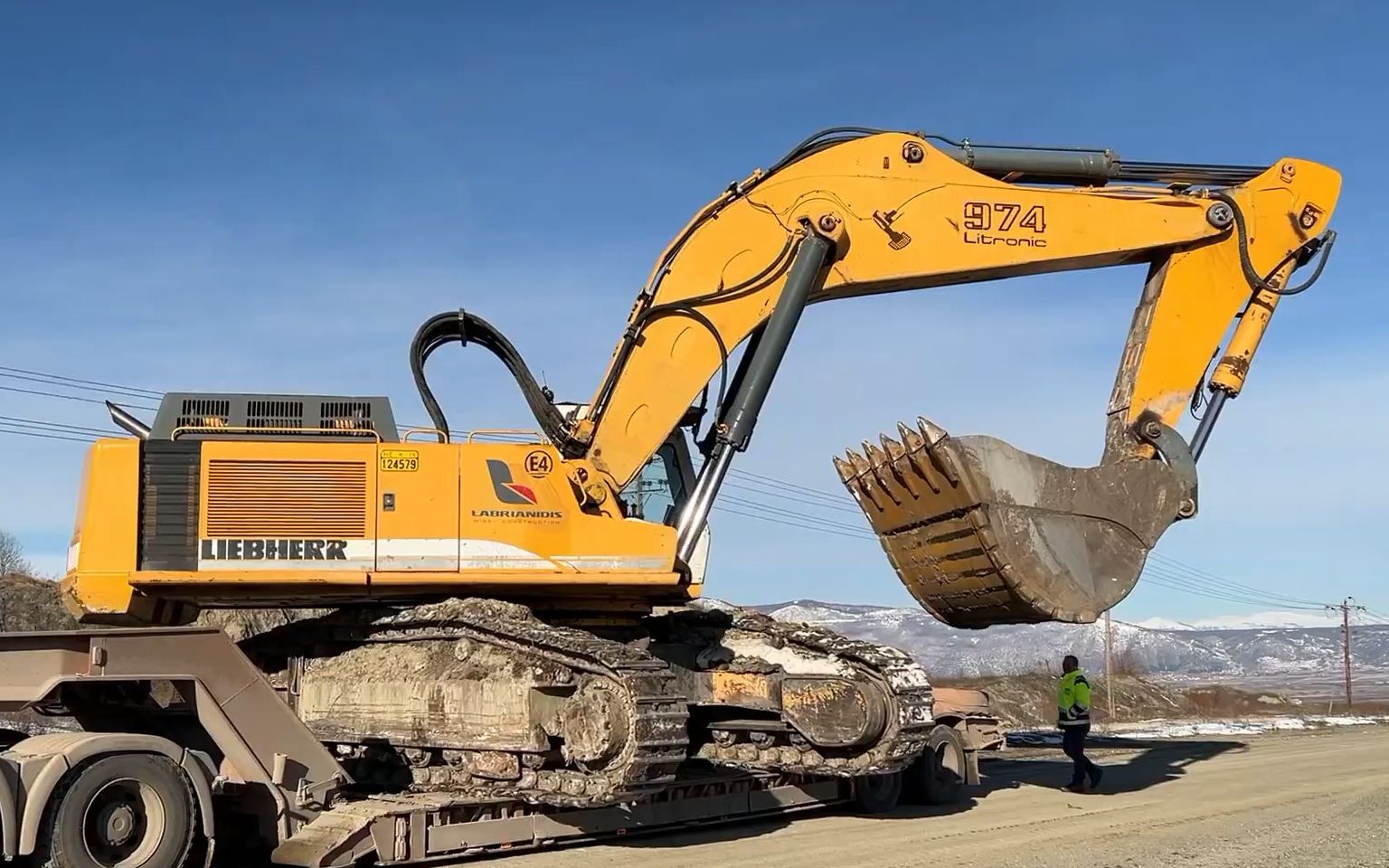 man卡车运输利勃海尔974挖掘机