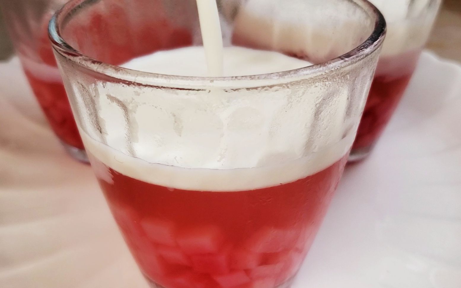 天气太热,试试自己做冰饮,两个桃子一杯牛奶,成本不到10块钱