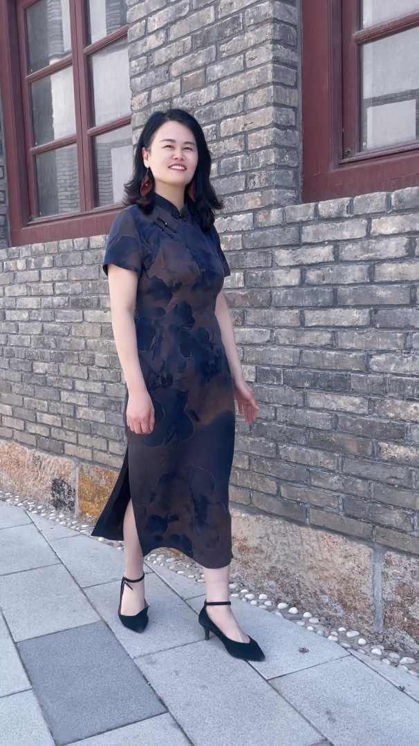 国雨丝绸夏日穿搭,时尚开叉旗袍