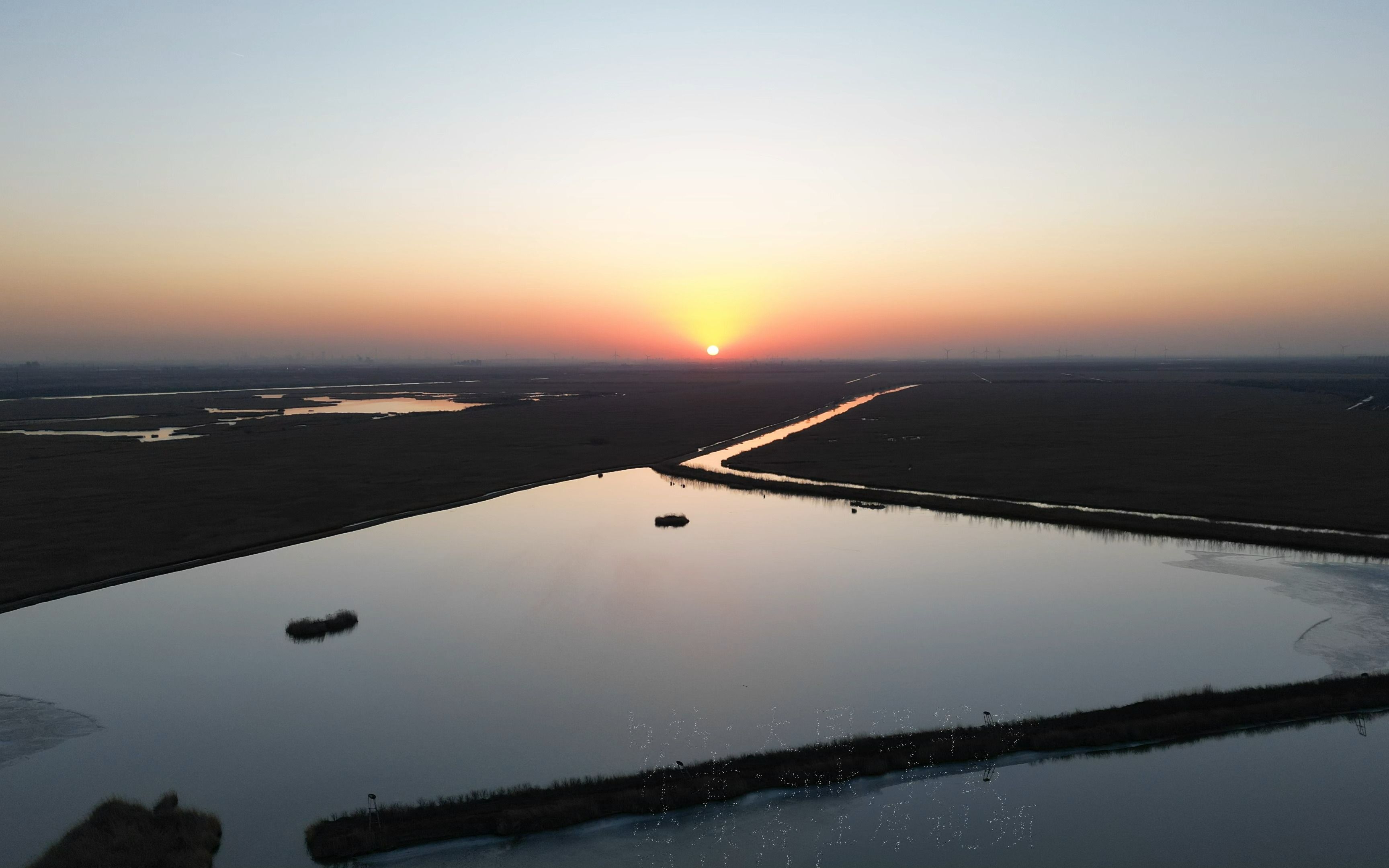 航拍冬春之交的七里海国家湿地公园日落