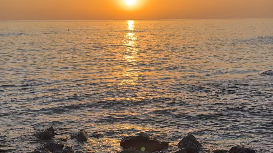 秦皇岛海天一色看日出