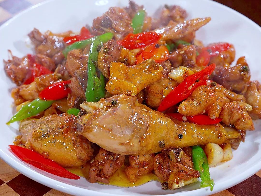 过年的餐桌上做一道这样的家常下饭菜,爆炒尖椒鸡, 香辣入味,好吃又下