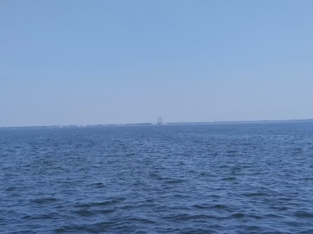 第一次看南海以外的海,颜色都是深蓝色,海岸线都是礁石或泥滩,感到