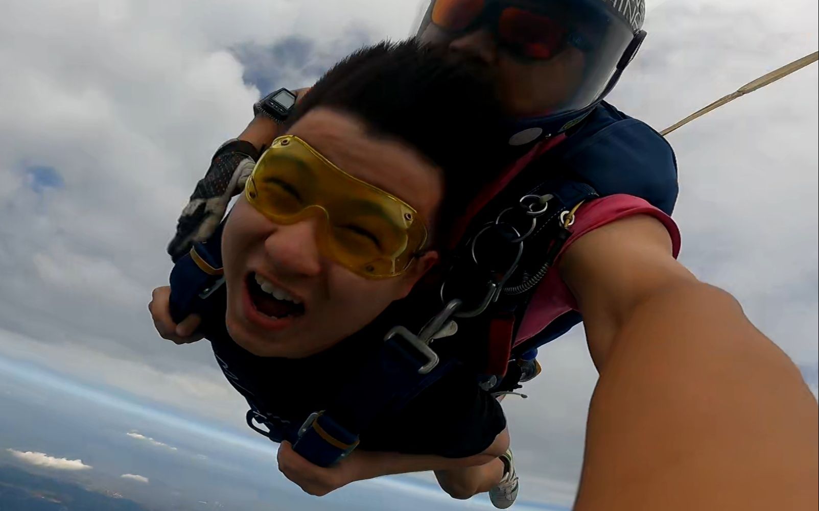 勇敢小伙儿第二视角带你体验3000米高空跳伞_全过程_哔哩哔哩_bili