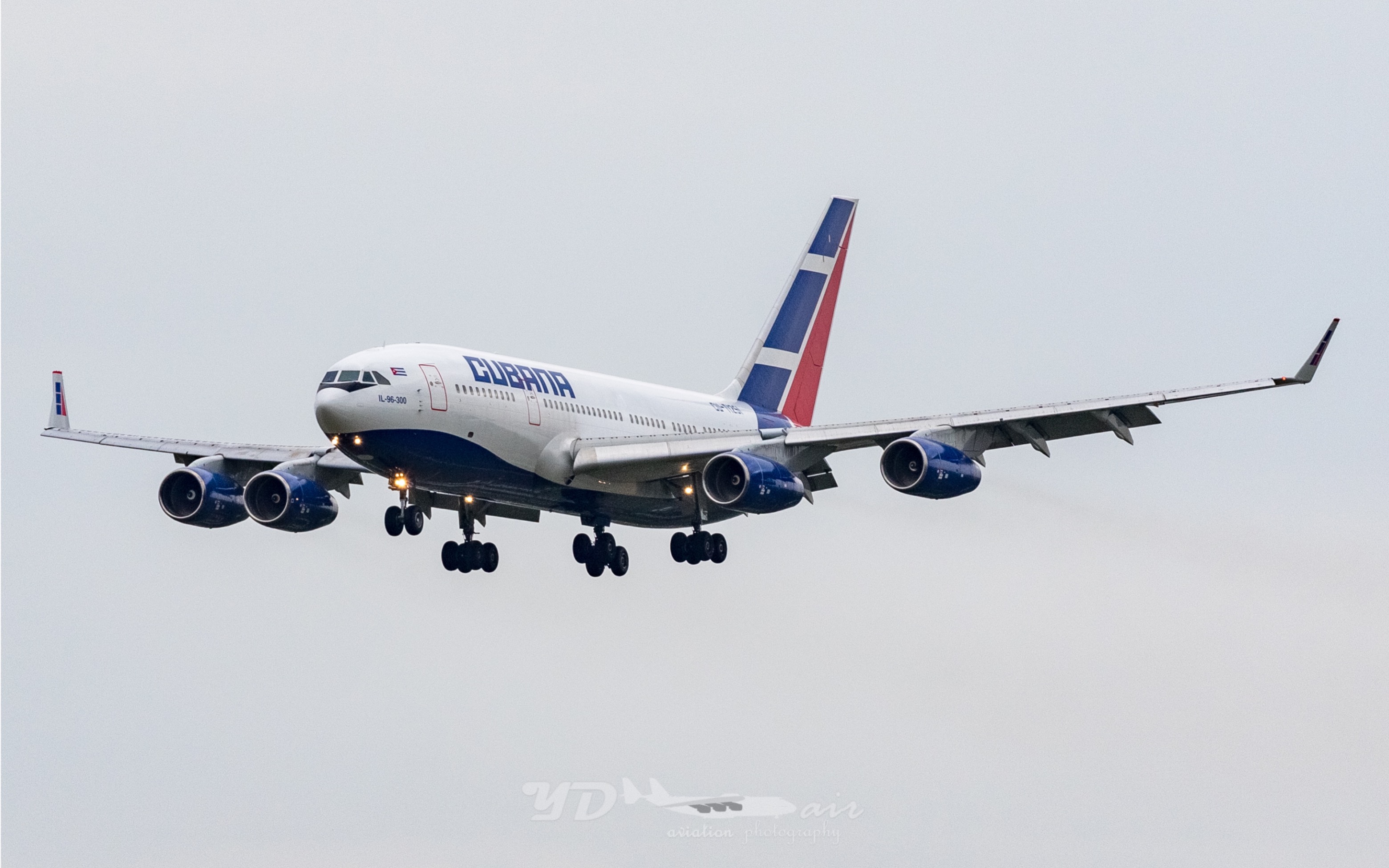 哦吼在浦东机场又一次偶遇了古巴il96这次还来了一个号不一样的