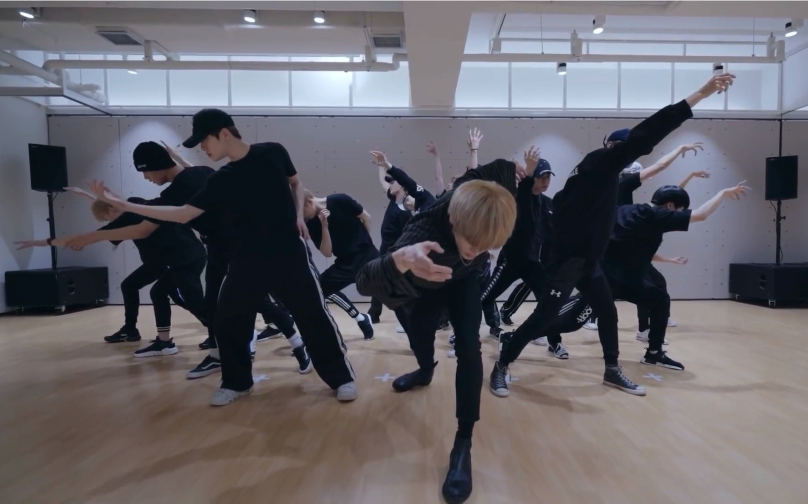 nct2018blackonblack18人练习室