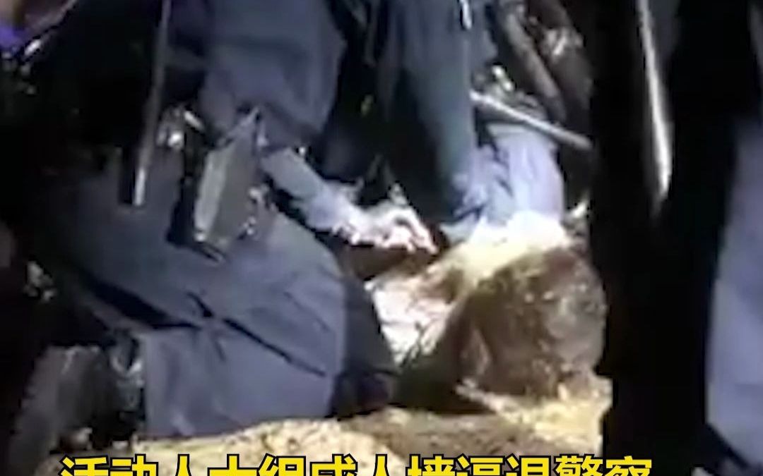 [图]四脚朝天被抬出！感恩节前美国警察将无家可归者强制腾离国有空置房，被指不人道