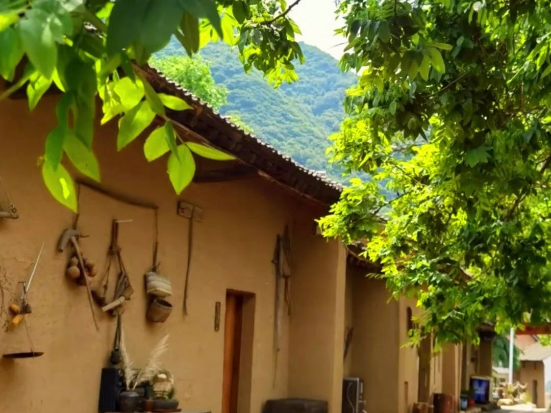 一方世外桃源般稻草泥小院,归园田居;绿树伴鲜花,小屋有小院