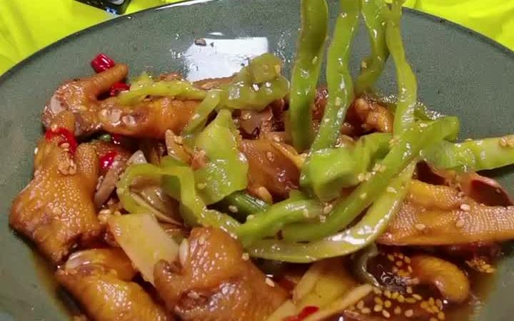 里面的配料是真多 贡菜 鸡爪无骨鸭掌 鸡胗 鸡拐筋