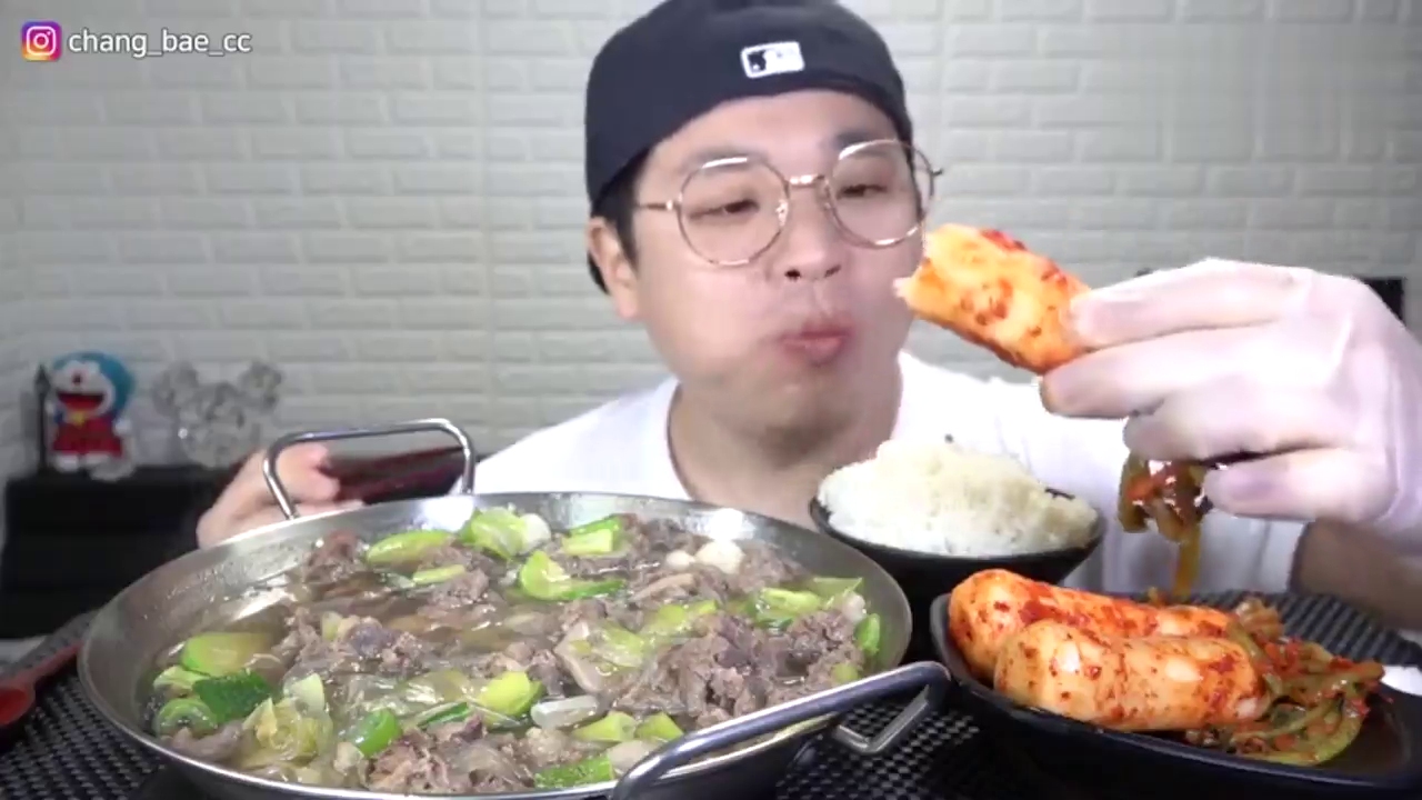 韩国吃播大叔吃水煮牛肉泡萝卜米饭大口大口吃得美滋滋