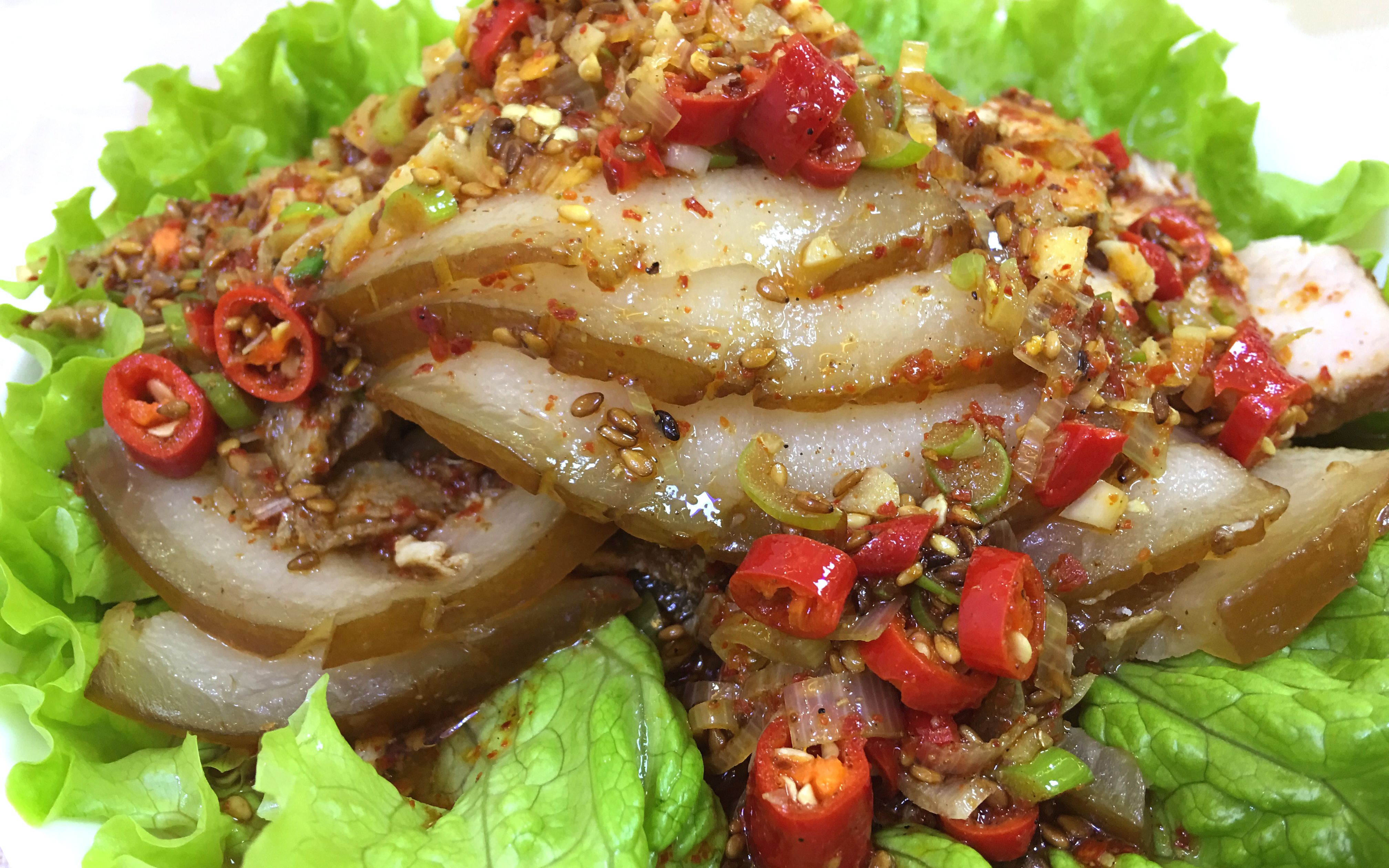 刚出锅的猪肉切片,浇上酸辣诱人的汤汁,凉拌肉片肥而不腻入口即化