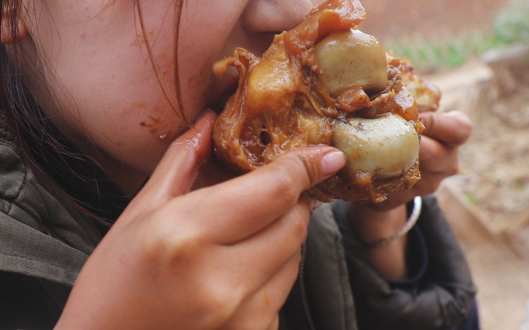 镇上杀猪了,跑去买了两根大骨头,卤的香而不腻,啃起来真过瘾!