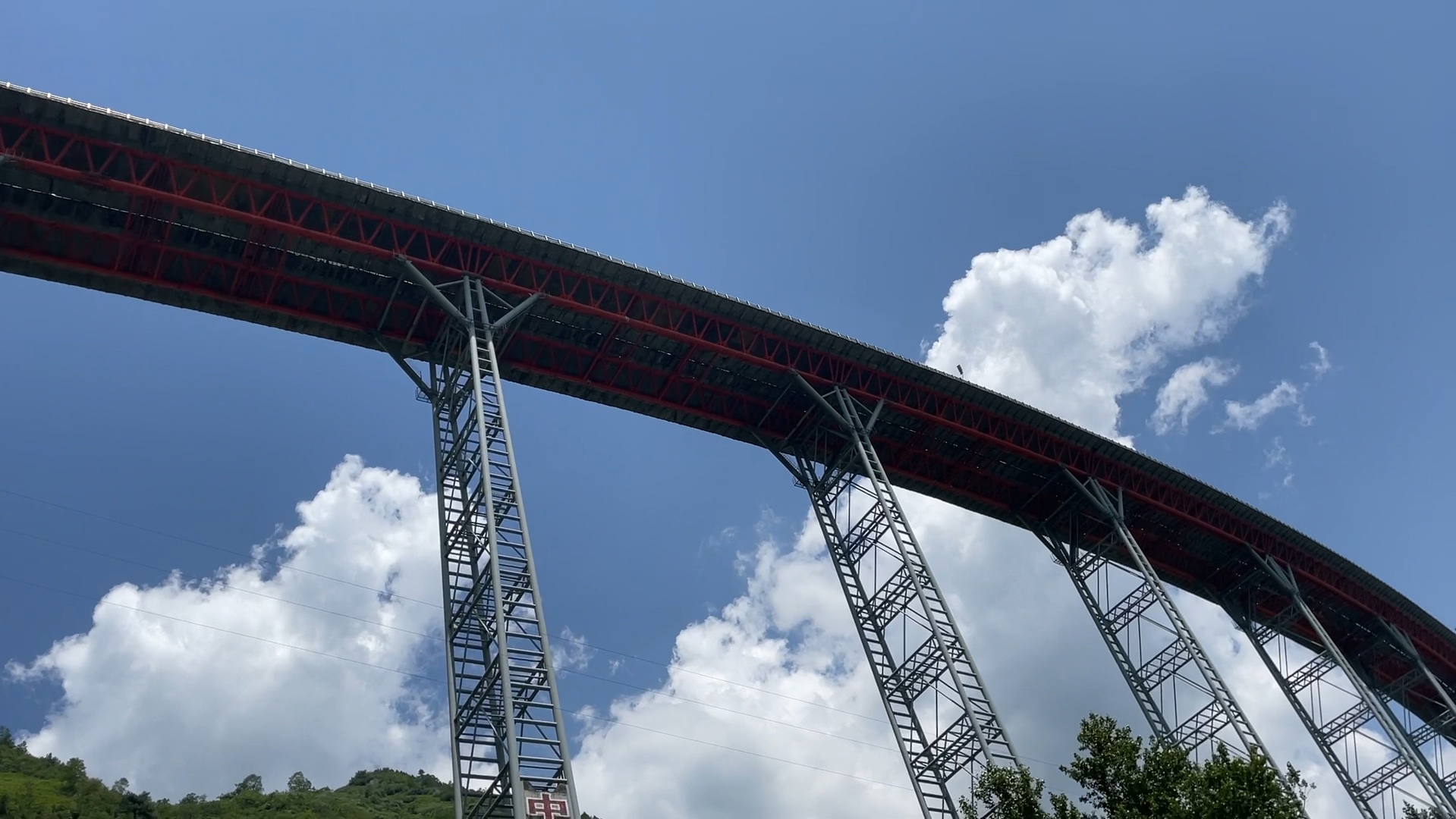 离开石棉来到了雅西高速干海子大桥下