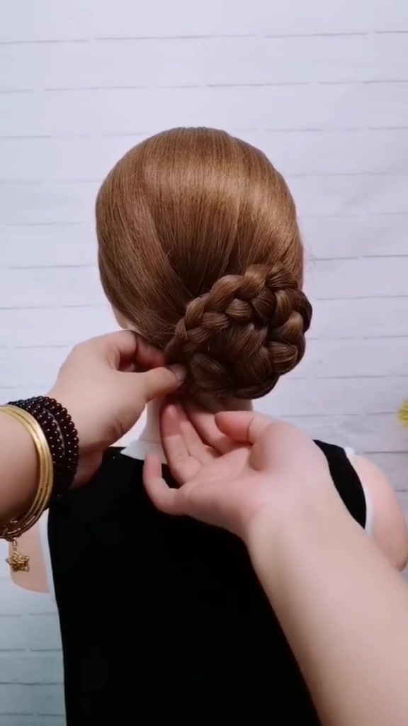 三股辫这样扎时尚大方,侧盘发让你女人味十足