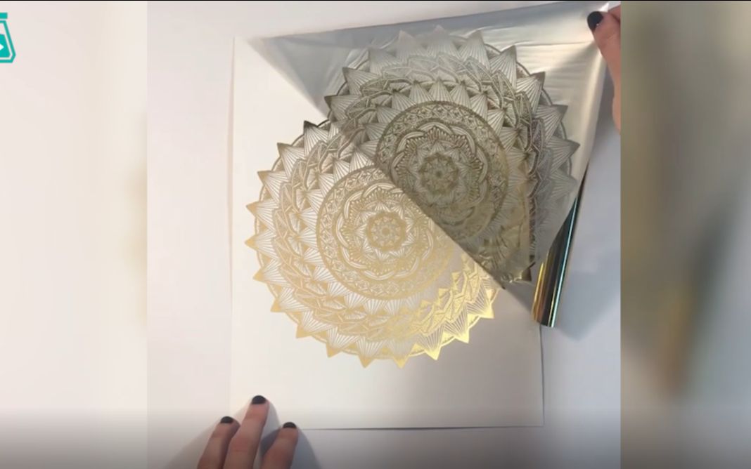 把画好的图案用彩色铝箔纸贴膜上色撕开的那一瞬间超爽